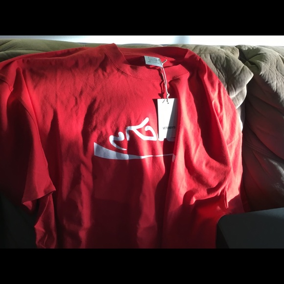 Vetements T-shirt red and white retail $400